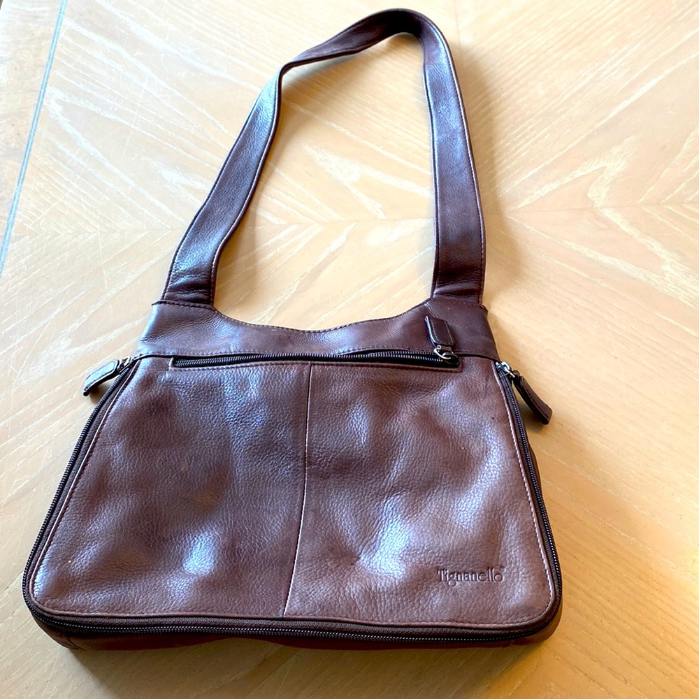 LeatherTinganello bag with lots of compartments.